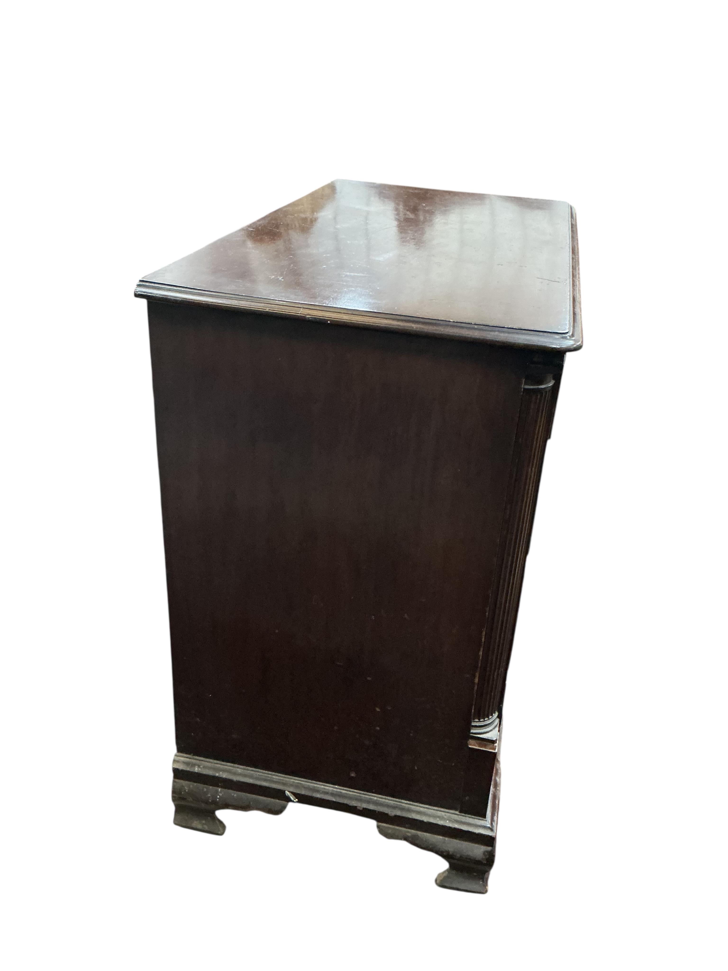 A George III mahogany chest of drawers, width 95cm, depth 49cm, height 86cm
